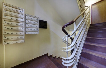 Skrzynki pocztowe w klatce schodowej domu mieszkalnego