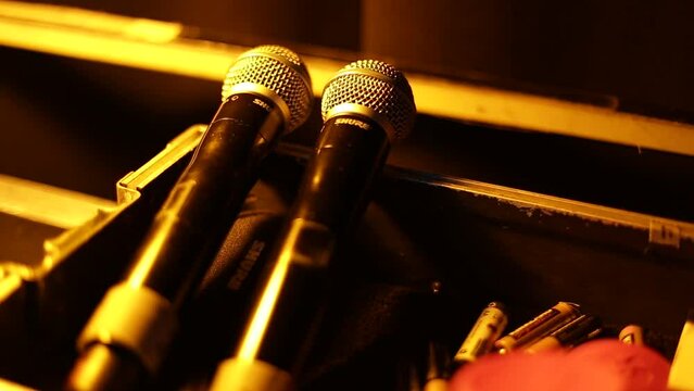 Mano masculina agarrando un microfono