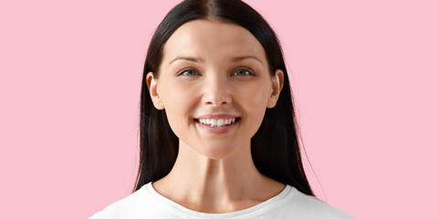 Pretty smiling young woman on pink background - obrazy, fototapety, plakaty