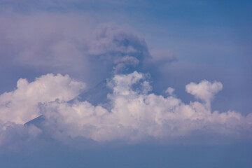 Hermoso paisaje del volcán Popocatépetl con fumarolas y entre nubes, volcán en el estado de Puebla.
