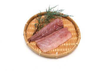 白背景の笊にのえたハマチの切り身