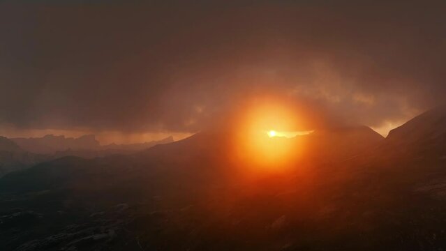 Tramonto del sole sul tetto del mondo fino all'oscurit&agrave; completa, drone 4k