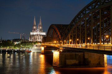 Fototapeta premium Cologne Cathedral and Hohenzollern Bridge in the evening
