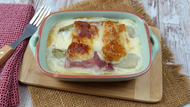 plat d'endives au jambon fum&eacute;e gratin&eacute;es, en gros plan