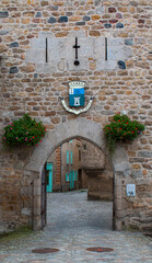 Naklejka premium Porte d'entrée dans le village médiéval du Malzieu en Lozère, France