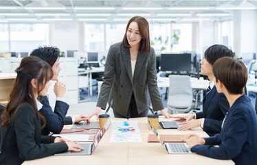 会議をするビジネスウーマン　女性のリーダーシップ　コンセプトイメージ