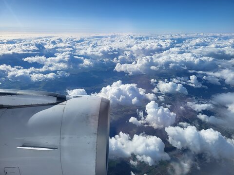 Flug über den Wolken, Blick aus dem Flugzeug