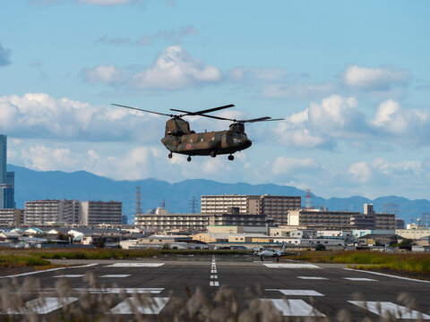 八尾空港上空を飛ぶCH47-チヌーク