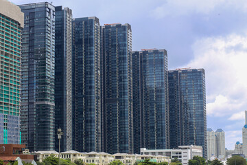 Obraz premium A stunning vista of high-rise apartment buildings along the Saigon River in Ho Chi Minh City
