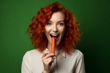 Obraz premium Girl eating carrot
