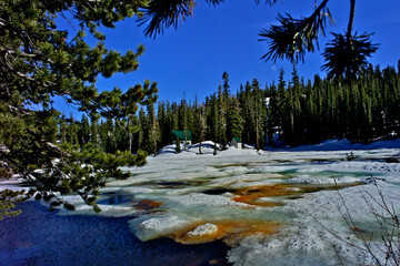 Spring thaw of alpine lake, central Sierra Nevada Mountains, California  - obrazy, fototapety, plakaty