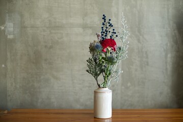 陶器の花瓶に入れた渋やかな花束