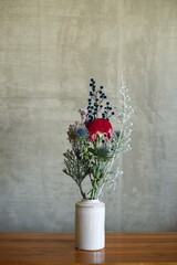 陶器の花瓶に入れた渋やかな花束