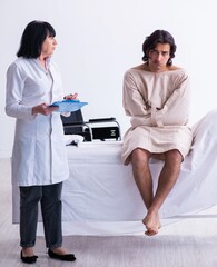 Obraz premium Old female psychiatrist visiting young male patient