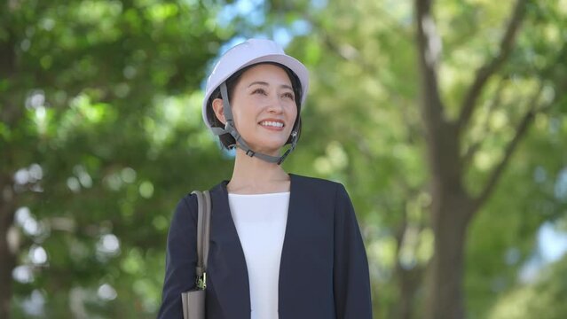 ヘルメットを被った女性