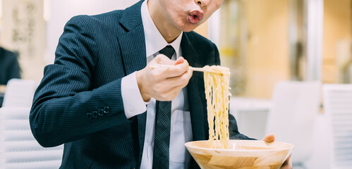 ラーメンを食べる日本人男性ビジネスマン - obrazy, fototapety, plakaty