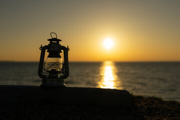 夕日とオイルランタン