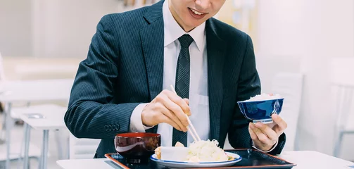 Zelfklevend Fotobehang 定食を食べる日本人男性ビジネスマン © Trickster*