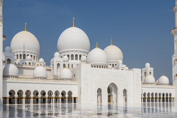 Fototapeta na wymiar The Grand Mosque in Abu Dhabi, United Emirates