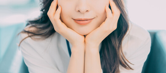 肘をつく笑顔の日本人女性ビジネスマン	 - obrazy, fototapety, plakaty