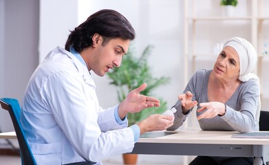 Obraz premium Young male doctor and female oncology patient