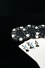 Obraz premium Playing cards and poker chips on black background