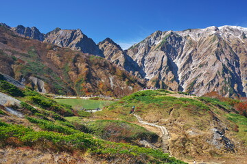 白馬連峰と八方池の美しい三段紅葉