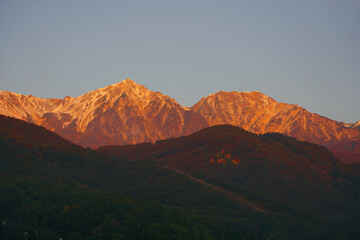 白馬連峰の白馬鑓ヶ岳と杓子岳のモルゲンロート
