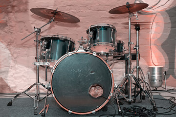 Fototapeta na wymiar Retiro drum set on pink brick background.