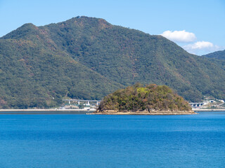 宿禰島(すくねじま。広島県三原市の無人島。)と瀬戸内海の風景。佐木島から撮影。
