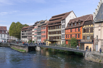 Fototapeta na wymiar Maisons à colombages dans le quartier de la Petite France au bord de la rivière Ill à Strasbourg