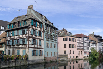 Maisons à colombages dans le quartier de la Petite France au bord de la rivière Ill à Strasbourg