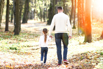Obraz premium father walks with child in the park