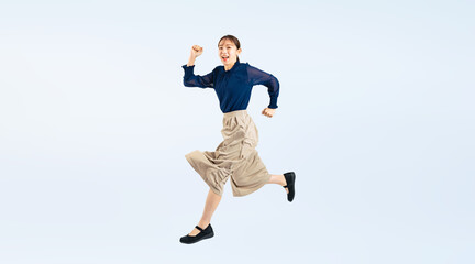 ジャンプするカジュアルウェアを着た女性（切り抜き背景透過PNGも販売しております。作成者リンクから「PNG」で検索してください）