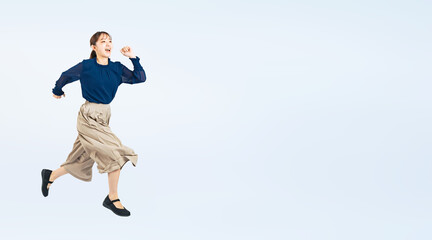 Fototapeta na wymiar ジャンプするカジュアルウェアを着た女性（切り抜き背景透過PNGも販売しております。作成者リンクから「PNG」で検索してください）