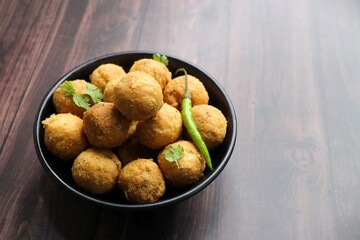 Dry Kachori is a deep fried crispy and crunchy balls of maida flour, stuffed with spicy mix of gram flour, sev, Lentils, Tamarind chutney and other Indian spices. A popular tea time snack. Copy Space - obrazy, fototapety, plakaty