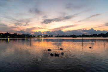 茨城県水戸市　紅葉映える千波湖の朝