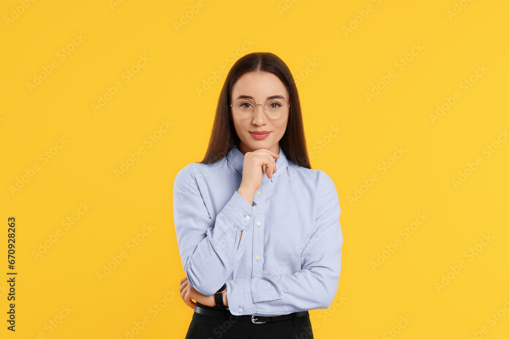 Poster Beautiful woman wearing glasses on orange background