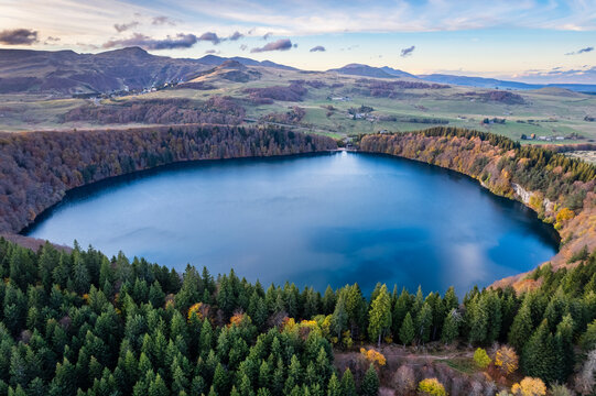 Vue a&eacute;rienne du lac Pavin. C'est un lac d'origine volcanique situ&eacute; dans les monts Dore, en Auvergne