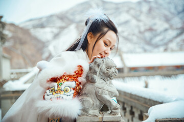 After a heavy snowfall, beautiful women in ancient costumes are seen in the scenic area
