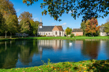 Fototapeta na wymiar Village de Lisors dans l'Eure. Eglise avec étang et cygne