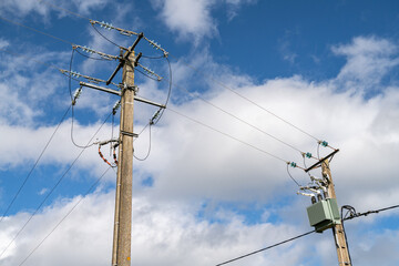 Pylônes électriques Edf en béton de ligne moyenne tension avec transformateur. Ciel nuageux lors...