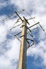 Pylones electriques Edf de ligne moyenne tension. Ciel nuageux lors dune tempête