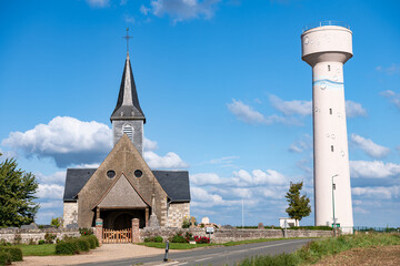 Eglise et cimetière  dans un village à proximité d'un chateau d'eau