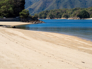 佐木島(広島県三原市)の砂浜海岸と瀬戸内海の風景。
