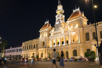 Ho Chi Minh City Hall and tourists at night - obrazy, fototapety, plakaty