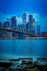 Skyline de Nueva York desde el Dumbo hasta el puerto de columnas
