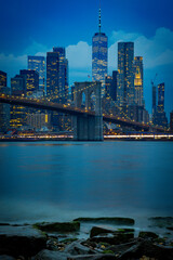 Skyline de Nueva York desde el Dumbo hasta el puerto de columnas
