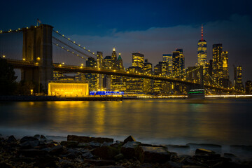 Skyline de Nueva York desde el Dumbo hasta el puerto de columnas 