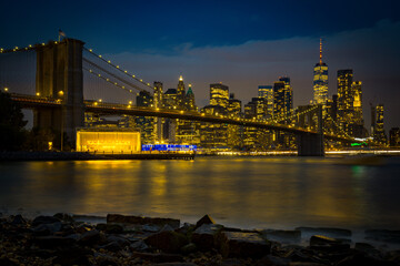 Skyline de Nueva York desde el Dumbo hasta el puerto de columnas 